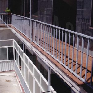 Corredores, uno de ellos acristalado, en una corrala en la Calle del Real de Aranjuez