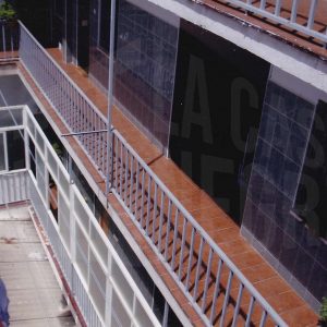 Corredores, uno de ellos acristalado, en una corrala en la Calle del Real de Aranjuez