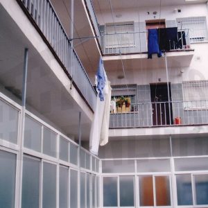 Corredores, uno de ellos acristalado, en una corrala en la Calle del Real de Aranjuez