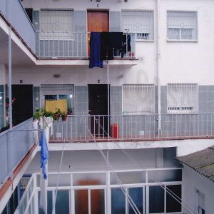 Corredores, uno de ellos acristalado, en una corrala en la Calle del Real de Aranjuez