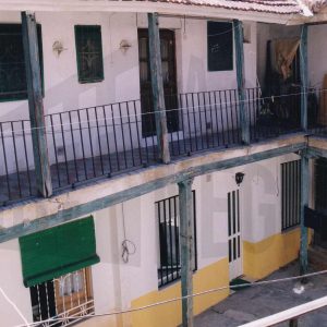 Patio y corredor de una corrala en la Calle Stuart en Aranjuez