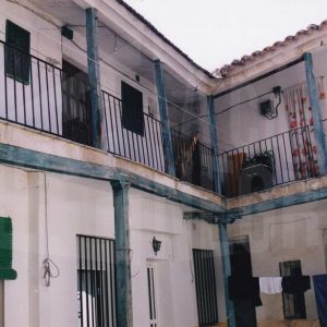 Patio y corredor de una corrala en la Calle Stuart en Aranjuez