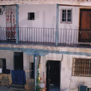 Patio y corredor de una corrala en la Calle Stuart en Aranjuez