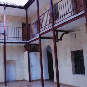 Patio y corredor de una corrala en la Calle Stuart en Aranjuez