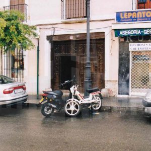 Edificio en la Calle Stuart en Aranjuez con el portalón de entrada a una corrala y una gestoría