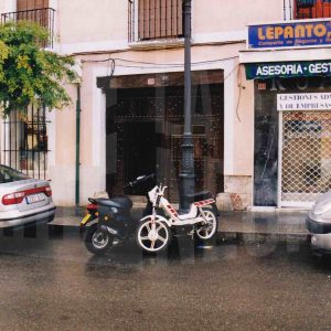 Edificio en la Calle Stuart en Aranjuez con el portalón de entrada a una corrala y una gestoría