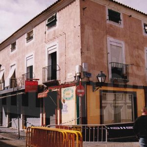 Edificio ya desparecido en la Calle Stuart en Aranjuez con el portalón de entrada a una corrala y un comercio