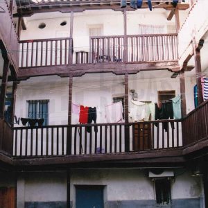 Patio y corredores en una corrala en un edificio ya desaparecido en la Calle Stuart en Aranjuez