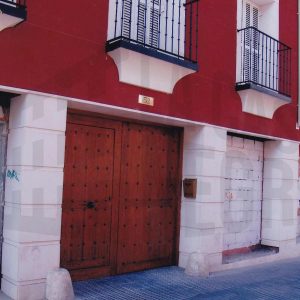 Nueva edificación en la Calle Stuart en Aranjuez con el portalón de entrada a una corrala