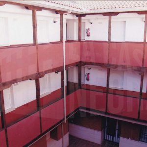 Patio y corredores en una corrala en la Calle Stuart en Aranjuez