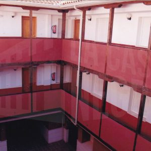 Patio y corredores en una corrala en la Calle Stuart en Aranjuez