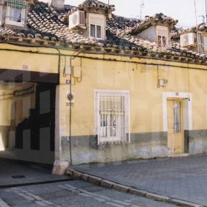 Edificio, actualmente en estado ruinoso, en la Calle San Antonio de Aranjuez con el portalón de entrada a una corrala