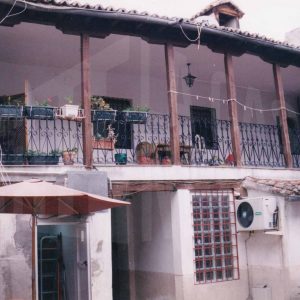 Patio y corredores en una corrala en la Calle San Antonio en Aranjuez
