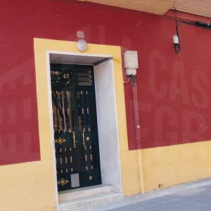 Edificio en la Calle Florida en Aranjuez con puerta de entrada a una corrala