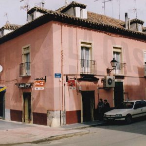 Edificio en la esquina de las calles Florida y Calandria en Aranjuez con la puerta de entrada a una corrala