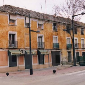 Edificio en la esquina de las calles Florida y la Rosa en Aranjuez con puerta de entrada a una corrala y un comercio