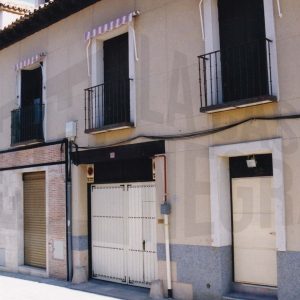 Edificio en la Calle Florida de Aranjuez con la puerta de entrada a una corrala