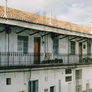 Patio y corredores de una corrala en la Calle Abastos de Aranjuez