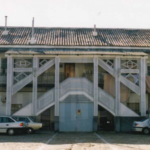 Patio, escaleras y corredores de una corrala en la Calle Abastos de Aranjuez