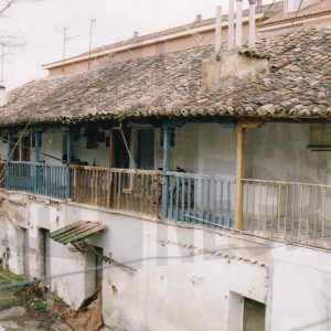 Patio y corredor de una corrala en la Calle Abastos de Aranjuez