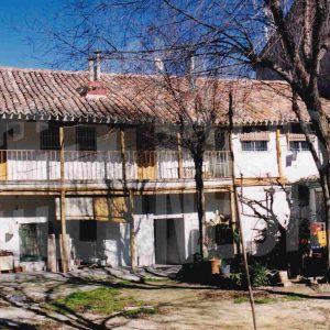 Patio y corredor de una corrala en la Calle Abastos de Aranjuez