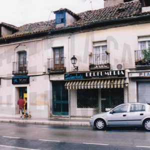 Edificios en la Calle Gobernador de Aranjuez con la puerta de entrada a una corrala