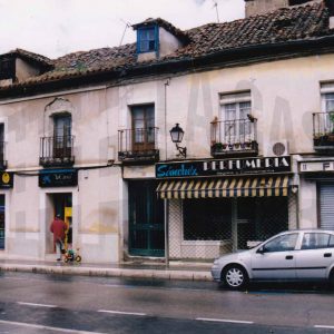 Edificios en la Calle Gobernador de Aranjuez con la puerta de entrada a una corrala