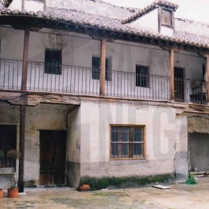 Patio y corredor de una corrala en la Calle Gobernador de Aranjuez
