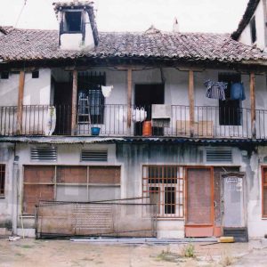 Patio y corredores de una corrala en la Calle Gobernador de Aranjuez