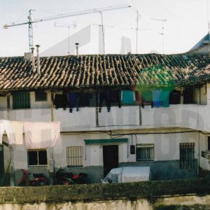 Patio y corredores en una corrala en la Calle Gobernador de Aranjuez