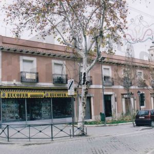 Edificio en la esquina de la Carrera de Andalucía ey la Calle Gobernador en Aranjuez con varios comercios y la puerta de entrada a una corrala