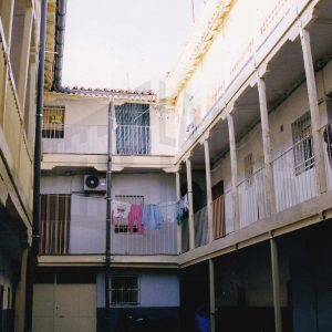 Patio y corredores en una corrala en la Calle Montesinos en Aranjuez