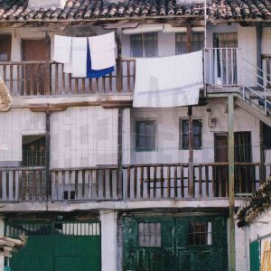 Patio y corredores en una corrala en la Calle Montesinos en Aranjuez