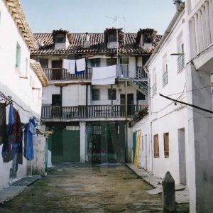 Patio y corredores en una corrala en la Calle Montesinos en Aranjuez