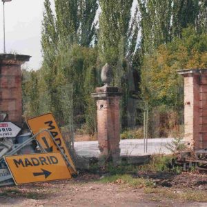 Señales de tráfico amontonadas en la Glorieta de los Doce Calles en Aranjuez