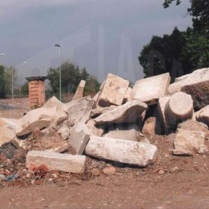 Bloques de piedra amontonados en la Glorieta de las Doce Calles en Aranjuez