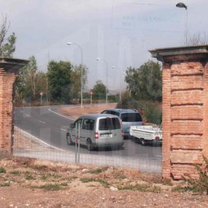 Pilastras de la Glorieta de las Doce Calles en Aranjuez y vehículos circulando por las inmediaciones