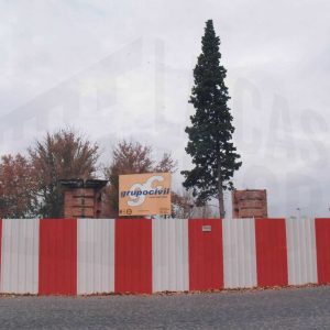 Valla de obra rodeando la Glorieta de las Doce Calles en Aranjuez