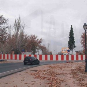 Valla de obra rodeando la Glorieta de las Doce Calles en Aranjuez