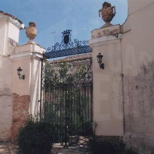 Entrada al patio del Palacio de Osuna en Aranjuez