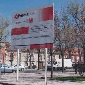 Cartel anunciador de la urbanizacion de la calle Montesimnos en la esquina de esta calle con la calle Infantas en Aranjuez
