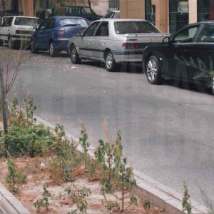 Coches aparcados en la calle Montesinos de Aranjuez