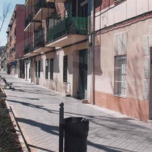Edificios en la acera de los pares en la calle Montesinos de Aranjuez