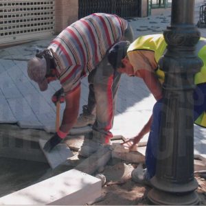 Trabajadores en las obras de remodelación de la calle de la Concha en Aranjuez