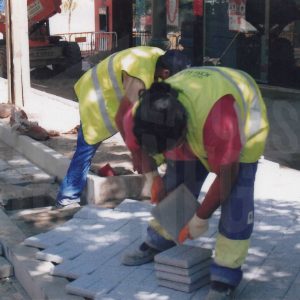 Trabajadores en las obras de remodelación de la Calle Concha de Aranjuez