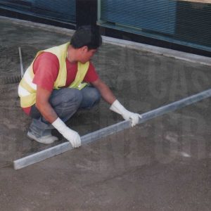 Trabajador en las obras de remodelación de la calle de la Concha en Aranjuez