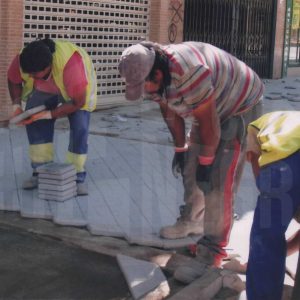 Trabajadores en las obras de remodelación de la calle de la Concha en Aranjuez