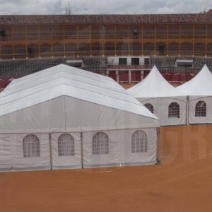 Carpas instaladas en la Plaza de Toros de Aranjuez