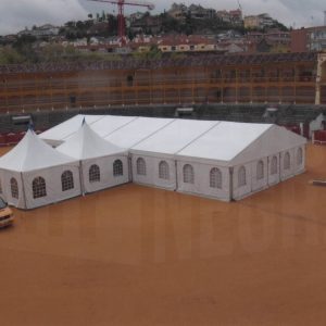 Carpas instaladas en la Plaza de Toros de Aranjuez