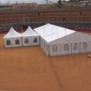 Carpas instaladas en la Plaza de Toros de Aranjuez